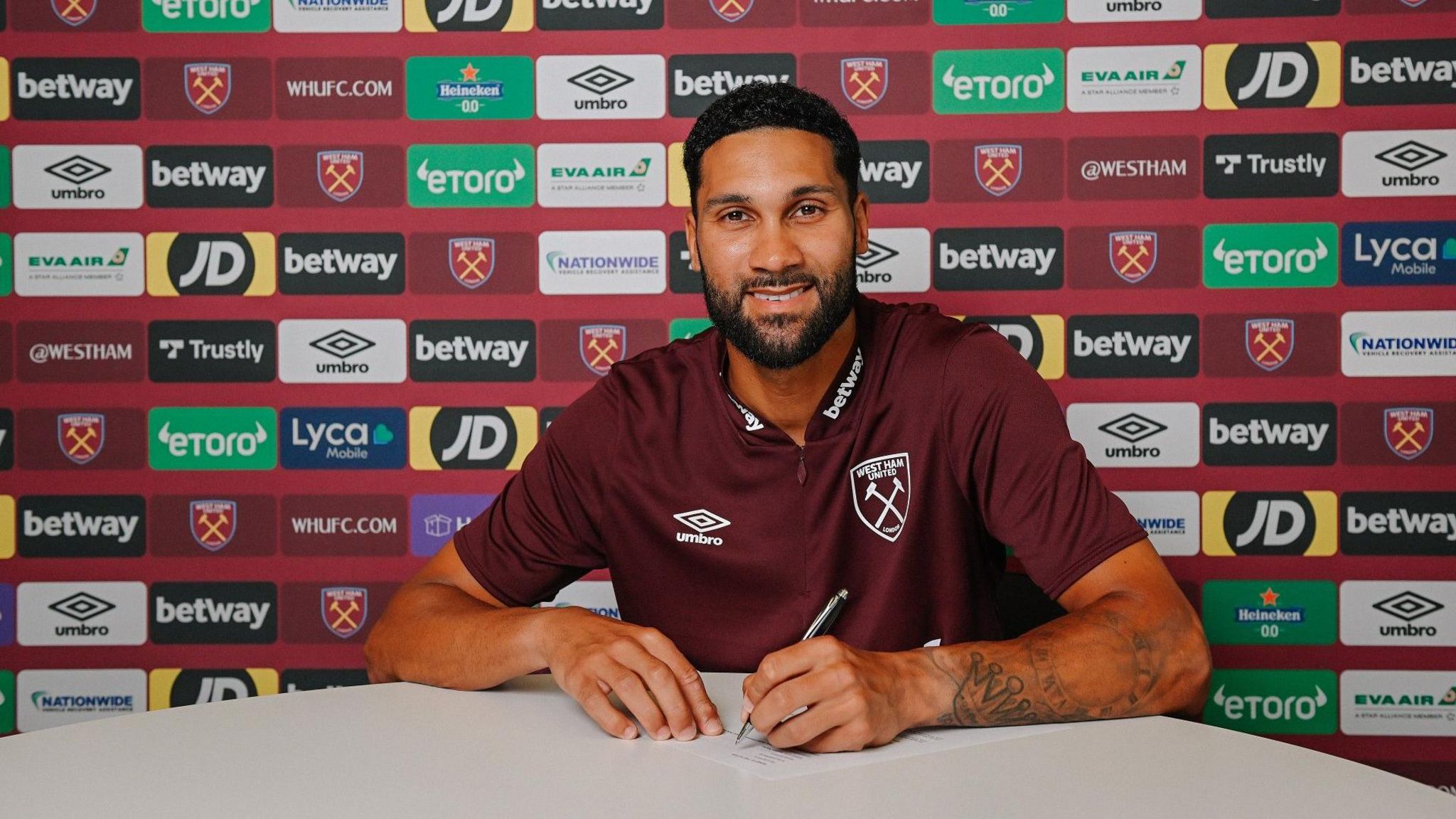 Foderingham ký hợp đông với West Ham